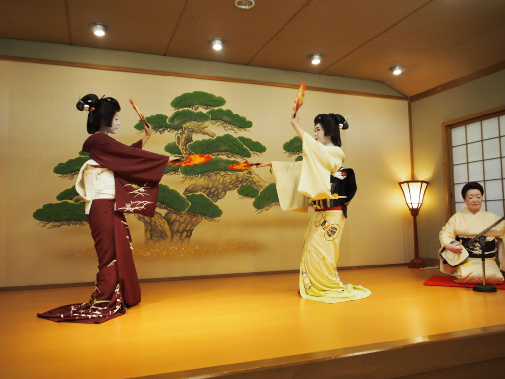 網本俊明税理士事務所開業40周年記念　芸妓の踊り